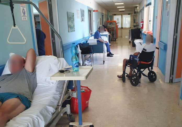 Pazienti ricoverati nei corridoi all'ospedale di Nocera Inferiore, la denuncia della Fials