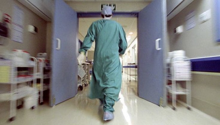 Operata per protesi alla gamba, muore 62enne